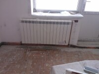 Montare radiator aluminiu - pozare aparentă a țevii 